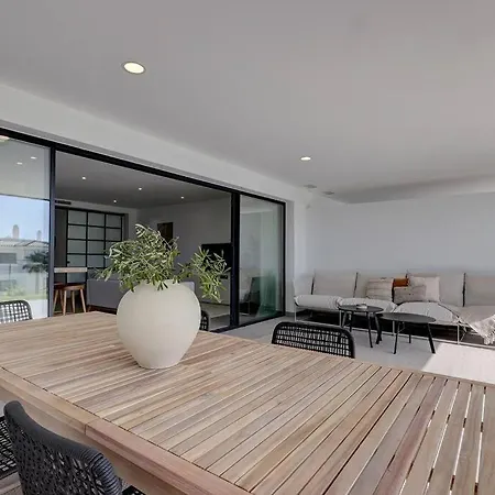 Apartment Brand New, Elegant Ground Floor Two Bed *